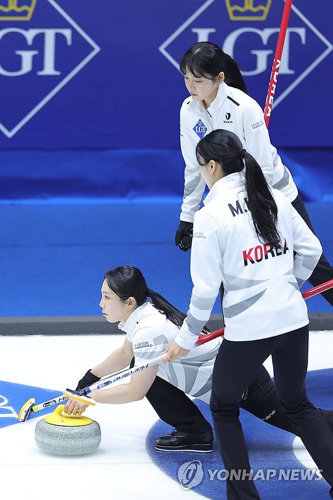 투구하는 김수지 (의정부=연합뉴스) 임병식 기자 = 21일 의정부실내빙상장에서 열린 2025 LGT 세계여자컬링선수권대회 한국과 이탈리아 경기에서 한국 김수지가 투구하고 있다. 2025.3.21 andphotodo@yna.co.kr