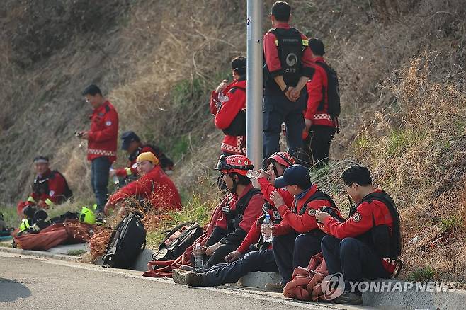 휴식 취하는 산불진화대원 (산청=연합뉴스) 손형주 기자 = 경남 산청군에서 발생한 산불 사흘째인 23일 시천면 중태마을에서 산불진화대원이 휴식을 취하고 있다. 2025.3.23 handbrother@yna.co.kr