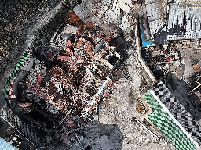 산불 덮친 산청군 마을 (산청=연합뉴스) 손형주 기자 = 경남 산청군에서 발생한 산불 사흘째인 23일 경남 산청군 시천면 중태마을 주택가가 산불로 폐허로 변해 있다. 2025.3.23 handbrother@yna.co.kr