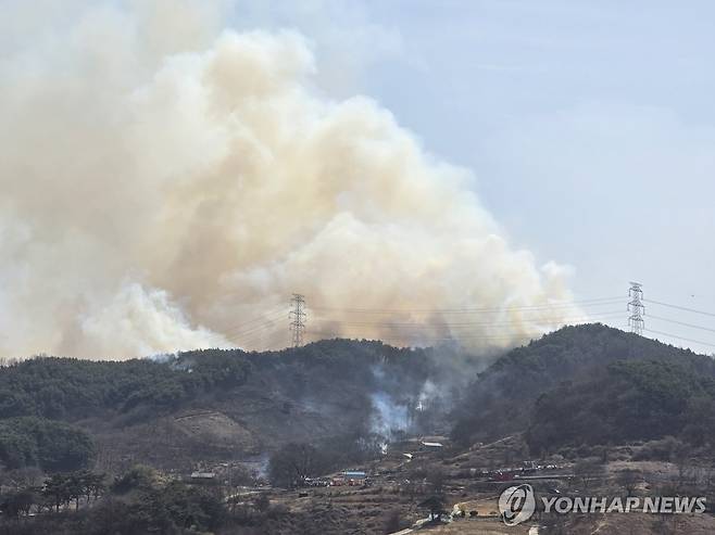 함양 유림면 산불 (함양=연합뉴스) 23일 오후 경남 함양군 유림면 한 야산에서 불이 났다. 사진은 화재 현장에서 연기가 치솟는 모습. 2025.3.23 [독자 제공. 재판매 및 DB 금지] home1223@yna.co.kr
