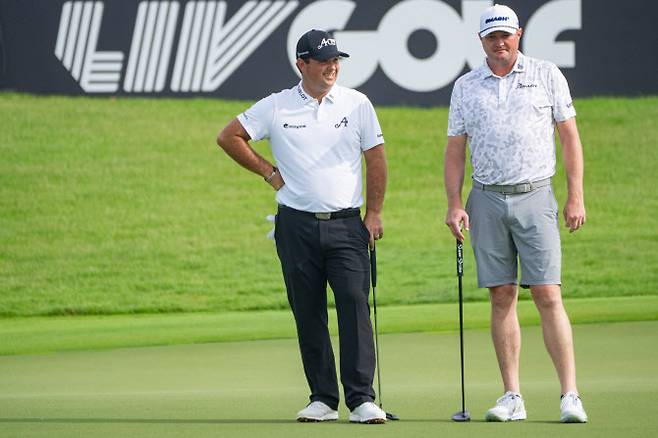 패트릭 리드(왼쪽)과 제이슨 코크랙. (사진=LIV Golf)