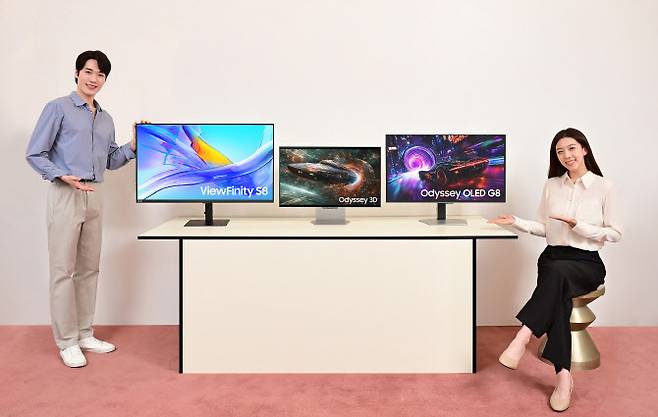 삼성전자 모델이 2025년형 모니터 신제품들을 소개하고 있다.(사진=삼성전자)