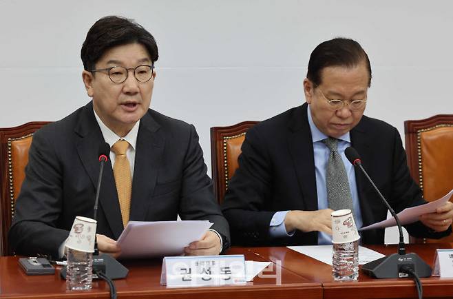 [이데일리 노진환 기자] 권성동 국민의힘 원내대표가 24일 오전 서울 여의도 국회에서 열린 비상대책위원회의에서 모두발언을 하고 있다.
