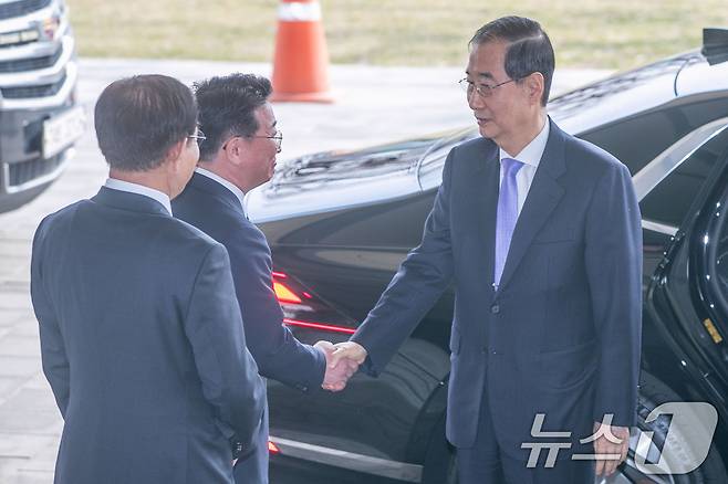 한덕수 대통령 권한대행 국무총리가 헌법재판소의 탄핵심판 기각 결정으로 직무에 복귀하기 위해 24일 오전 서울 종로구 정부서울청사로 출근하고 있다. (공동취재) 2025.3.24/뉴스1 ⓒ News1 임세영 기자