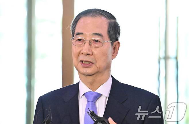 헌법재판소에서 탄핵소추안이 기각되면서 직무에 복귀한 한덕수 국무총리가 24일 오전 서울 종로구 정부서울청사로 출근하며 취재진에 입장을 밝히고 있다. (공동취재) 2025.3.24/뉴스1 ⓒ News1 임세영 기자