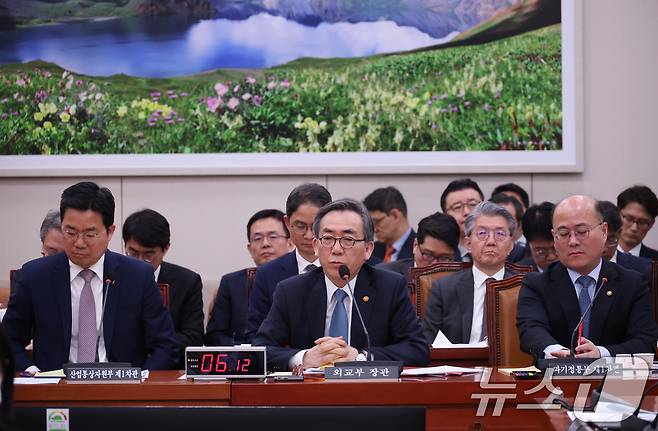조태열 외교부 장관이 24일 오후 서울 여의도 국회에서 열린 외교통일위원회 전체회의 미국 에너지부 민감국가 지정 관련 긴급 현안보고에 출석해 의원 질의에 답하고 있다. 2025.3.24/뉴스1 ⓒ News1 이광호 기자