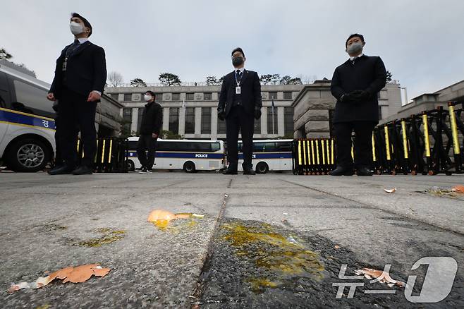 20일 오전 서울 종로구 헌법재판소 앞에 윤석열 대통령이 지지자들이 던진 계란이 떨어져 있다. 2025.3.20./뉴스1 2025.3.20/뉴스1 ⓒ News1 신웅수 기자