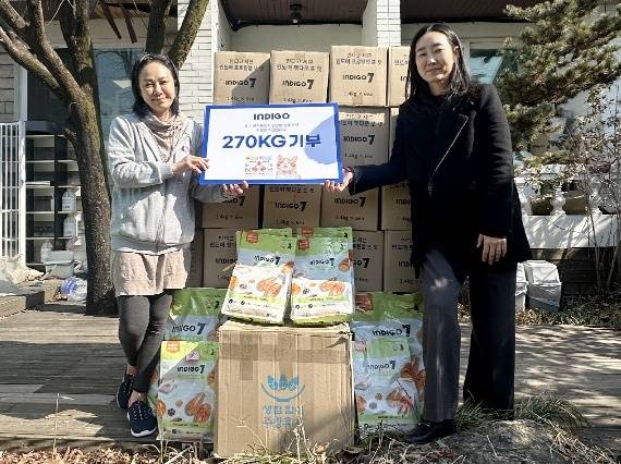 오에스피가 자사 브랜드 유기농 펫푸드 '인디고'를 동물보호단체에 기부했다고 밝혔다. (오에스피 제공) ⓒ 뉴스1