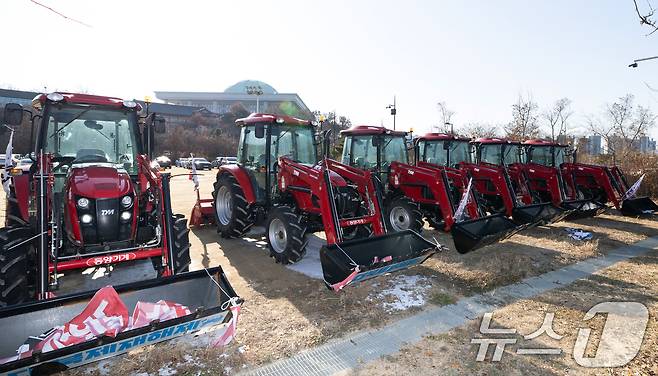 지난 22일 윤석열 대통령의 구속을 촉구하며 서울 용산구 한남동 대통령 관저 인근에서 '트랙터 상경시위'를 벌인 전국농민회총연맹(전농)의 트랙터가 23일 서울 영등포구 여의도 국회 둔치 주차장에 주차돼 있다. 2024.12.23/뉴스1 ⓒ News1 이승배 기자