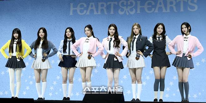걸그룹 하츠투하츠(Hearts2Hearts) 예원, 스텔라,유하,이안,에이나,주은,카르멘,지우(왼쪽부터)가 24일 서울 광진구 예스24라이브홀에서 열린  첫 싱글 ‘더 체이스(The Chase)’ 발매 기념 미디어 쇼케이스에서 포토타임을 갖고 있다.  사진 | 최승섭기자