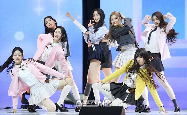 걸그룹 하츠투하츠(Hearts2Hearts)가 24일 서울 광진구 예스24라이브홀에서 열린  첫 싱글 ‘더 체이스(The Chase)’ 발매 기념 미디어 쇼케이스에서 타이틀곡 ‘더 체이스’를 부르고 있다. 2025. 2. 24. 최승섭기자 thunder@sportsseoul.com