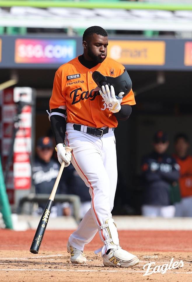 플로리얼이 정규시즌 개막과 함께 떨어지는 공에 약점을 보이고 있다. 사진 | 한화 이글스