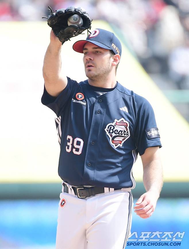 23일 인천 SSG랜더스필드에서 KBO리그 SSG와 두산의 경기가 열렸다. 선발 투구하고 있는 두산 잭 로그. 인천=송정헌 기자songs@sportschosun.com/2025.03.23/