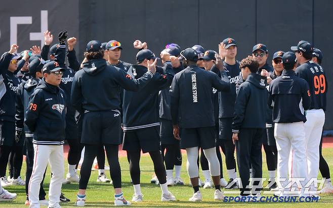 주먹과 보가 팽팽하게 맞선 가운데 슬그머니 가위를 든 폰세
