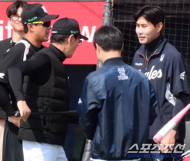 심우준은 개막전에 이어 다음 날에게 이강철 감독에게 인사를 가야 했다. 개막전에서 친정팀에 비수를 꽂았기 때문. 이강철 감독이 배트로 심우준의 배를 찌르는 모습이 '니가 어제 날 이렇게 찔렀어'라고 말하는 듯했다.