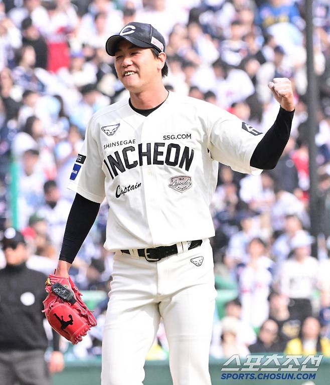 23일 인천 SSG랜더스필드에서 KBO리그 SSG와 두산의 경기가 열렸다. 5회 두산 케이브를 삼진 처리하며 주먹을 쥐어보이는 SSG 선발 김광현. 인천=송정헌 기자songs@sportschosun.com/2025.03.23/