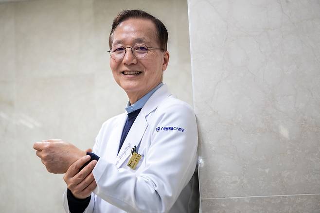 김인권 원장은 시종 따뜻하고 선한 웃음을 지었다. 세월이 흘러도 늙지 않는 것 같다고 하자 "우리 아내 말이, 내가 속이 없어서 그렇대요"라며 웃었다. /장련성 기자