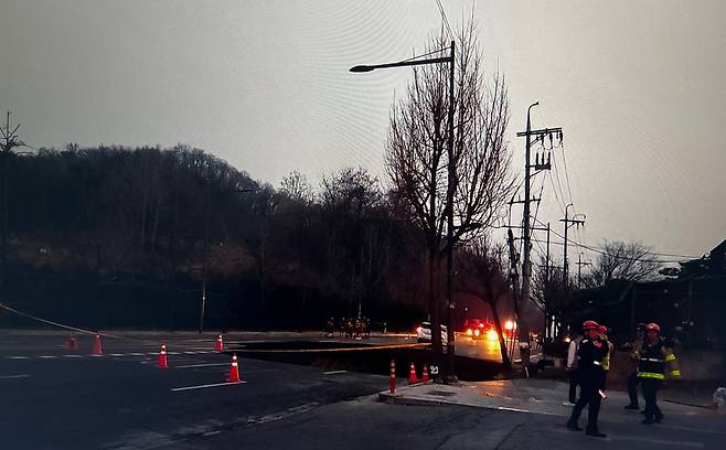 24일 서울 강동구 명일동의 한 도로에 싱크홀이 발생했다. /독자 제공