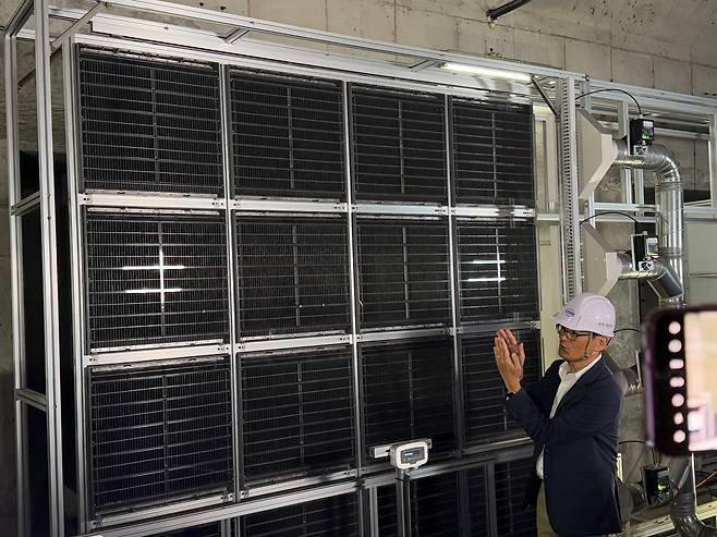 24일 대전 서대전네거리역에 설치된 미세먼지 저감장치에 대해 김학준 기계연 책임연구원이 설명하는 모습./이호준 기자