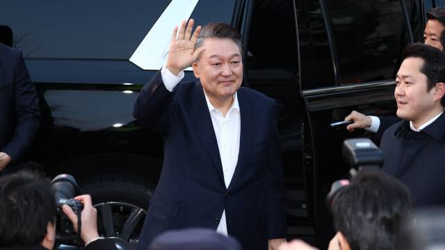 서울구치소에서 석방된 윤석열 대통령이 8일 서울 한남동 관저 앞에 도착, 차량에서 내려 지지자들을 향해 인사하고 있다. 연합뉴스.