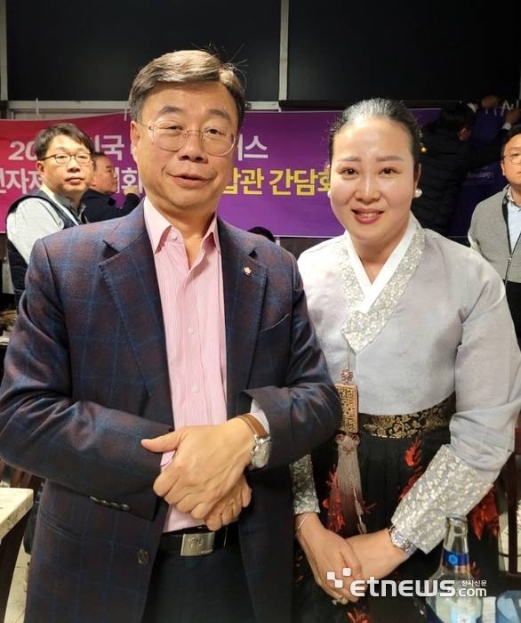 김선아 아마로스 대표와 신상진 성남시장이 지난해 미국 라스베이거스에서 열린 'CES 2024'에 참여해 기념 촬영했다.