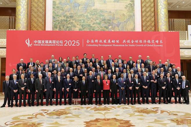 중국 베이징에서 열린 고위급 발전포럼(CDF)에 2년만에 참석한 이재용(오른쪽 끝에서 3번째) 삼성전자 회장이 23일 리창 중국 총리 등과 함께 가장 앞자리에서 기념사진을 찍었다. 연합뉴스