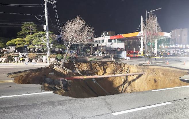 24일 싱크홀(땅 꺼짐) 사고가 발생한 서울 강동구 대명초등학교 인근 사거리에서 소방대원들이 현장 수색 및 구조작업을 준비하고 있다. 사진=연합뉴스