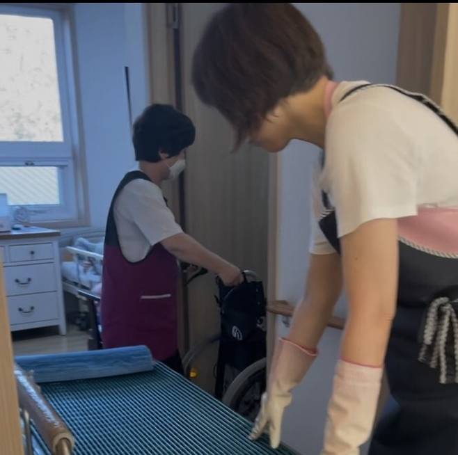 지난 1월24일 경기 고양시 일산동구의 더지극정성요양원에서 요양보호사들이 입소 노인의 목욕 준비를 하고 있는 모습. 황보연 기자