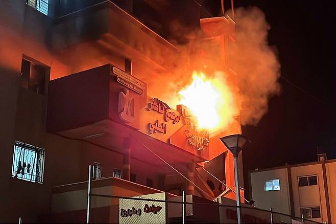 23일(현지시각) 가자지구 남부 칸 유니스에서 이스라엘 공습으로 나세르 병원 응급실에서 불이 나고 있다. 칸유니스/AFP 연합뉴스