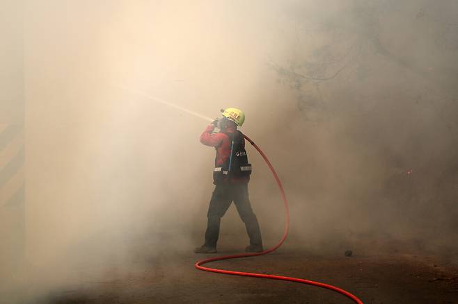 산청, 의성, 울주, 김해 등 경상도 지역에 동시다발적인 산불이 지속되고 있는 23일 오후 경북 의성군 신안2리 인근 야산에서 산림청 진화대원이 불을 끄고 있다. 김영원 기자 forever@hani.co.kr