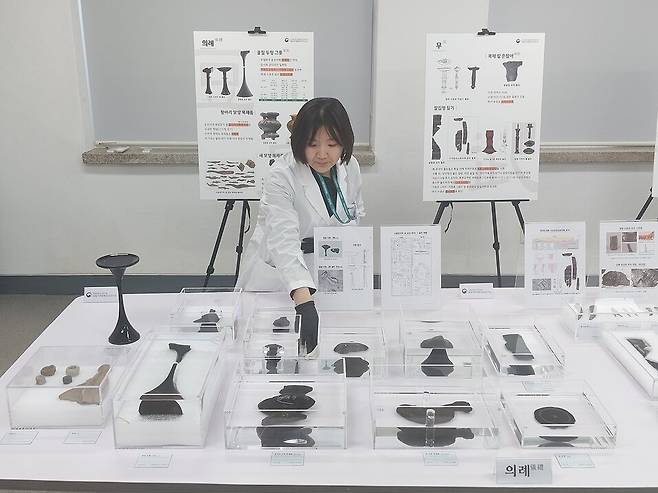 24일 오후 경남 창원 국립가야문화유산연구소에서 공개된 김해 봉황동 출토 옻칠그릇과 목기들. 노형석 기자