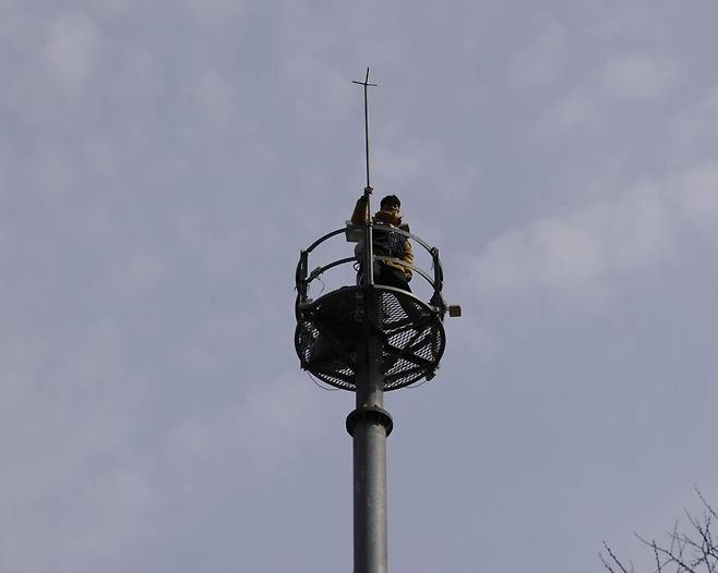 김형수 거제·통영·고성 조선하청지회장이 3월15일 서울 중구 한화 본사 앞 CCTV 관제탑에 올라 고공농성을 시작했다. 금속노조 제공