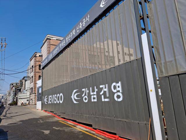 19일 찾아간 공사장 출입구가 닫혀있다. 김민호 기자