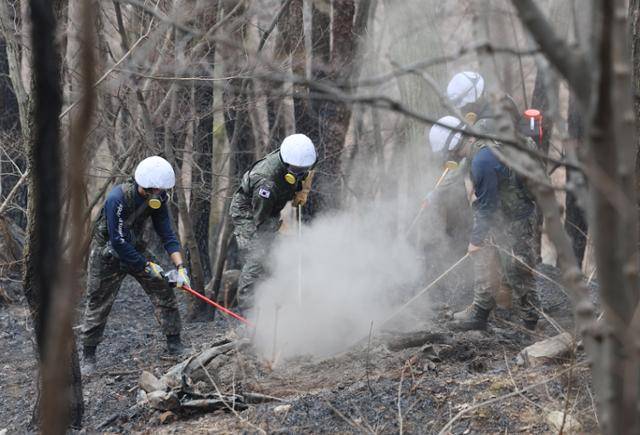 울산시 울주군 온양읍 산불 사흘째인 24일 육군 7765부대 장병들이 잔불 제거 작업을 하고 있다. 연합뉴스