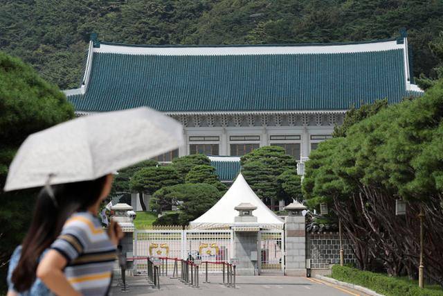 청와대 시민 개방 100일을 하루 앞둔 지난 2022년 8월 16일 서울 종로구 청와대로에서 시민들이 청와대 앞으로 지나가고 있다. 개방 이후 이듬해 12월 문화체육관광부는 청와대 위탁관리 전문기관으로 청와대재단을 설립했는데, 재단은 용역 하청업체에 시설관리·미화·경비 등 업무를 맡기고 있다. 공공부문마저 직고용 대신 간접고용을 하고 있는 것이다. 뉴시스