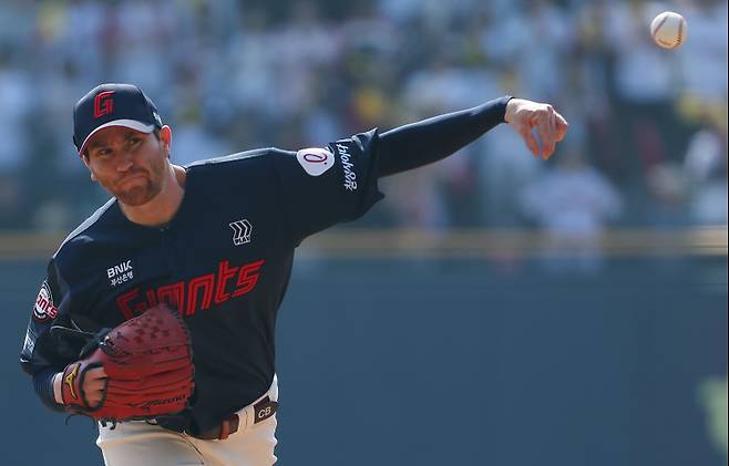 <yonhap photo-3530="">(서울=연합뉴스) 김도훈 기자 = 22일 서울 잠실야구장에서 열린 2025 신한 SOL 뱅크 KBO리그 정규시즌 개막전 롯데 자이언츠와 LG 트윈스의 경기. 1회말 롯데 선발반즈가 역투하고 있다.&nbsp;</yonhap>