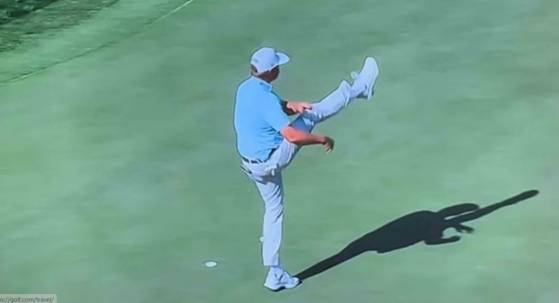 1.6m 파 퍼트를 놓친 키자이어가 퍼터를 공중으로 차버렸다. [사진 미국 골프채널 캡처]