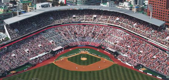 23일 경기 수원케이티위즈파크에서 열린 2025 KBO리그 프로야구 한화 이글스와 KT 위즈의 경기를 찾은 관중들이 경기를 관람하고 있다. 연합뉴스