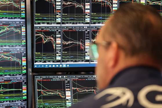 지난 21일(현지시간) 뉴욕증권거래소에서 트레이더가 주가 차트 화면을 살펴보고 있다. 도널드 트럼프 미국 대통령의 관세 정책 등으로 시장 불확실성이 커진 가운데 S&P500 지수는 지난 한 달 사이 5.28% 하락했다. 로이터=연합뉴스