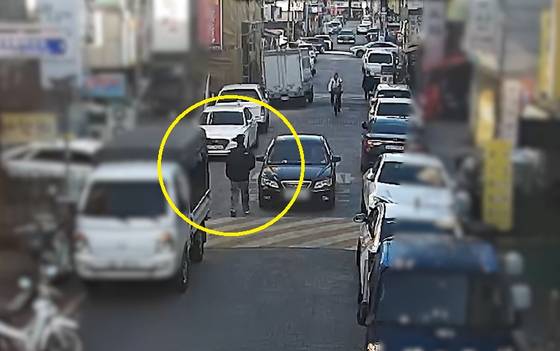 지난해 12월 대전시 서구 탄방동의 한 이면도로에서 20대 남성이 교통사고 사기범행을 저지르기 위해 범행 대상 차량을 물색하고 있다. 사진 대전경찰청