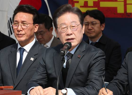 이재명 더불어민주당 대표가 24일 오전 서울 종로구 경복궁 인근에서 열린 현장 최고위원회의에서 발언하고 있다. 뉴스1