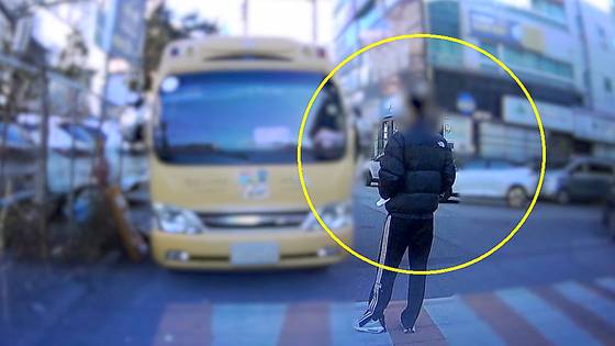 지난해 12월 대전시 서구 탄방동의 한 이면도로에서 20대 남성이 교통사고 사기범행을 저지르기 위해 범행 대상 차량을 물색하고 있다. 사진 대전경찰청