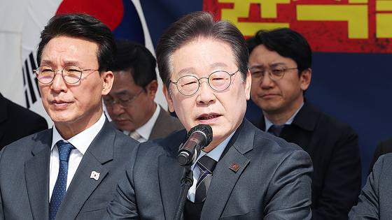 이재명 대표가 24일 서울 종로구 경복궁역 부근 광화문 더불어민주당 천막당사에서 열린 최고위원회의에서 발언하고 있다. 연합뉴스