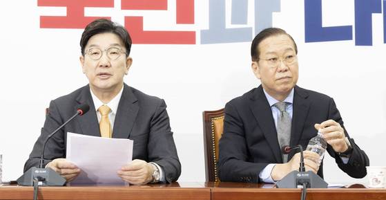 국민의힘 권영세 비상대책위원장(오른쪽)과 권성동 원내대표가 24일 오전 국회에서 열린 한덕수 국무총리 탄핵 기각 관련 기자회견을 하고 있다. 임현동 기자