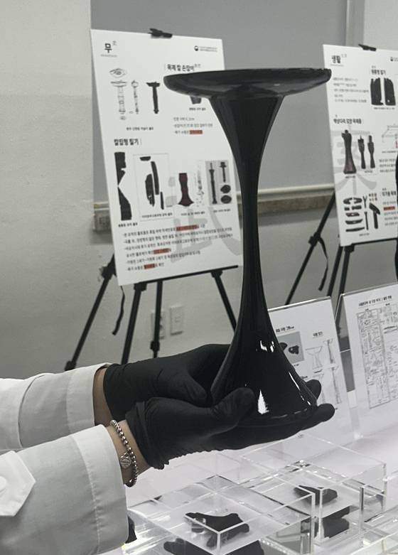 김해 봉황동 유적에서 발굴된 옻칠 두형 그릇( 목이 긴 옻칠 굽다리 접시)의 원형을 추정해 제작한 재현품이 24일 국립가야문화유산연구소에서 공개되고 있다. 강혜란 기자