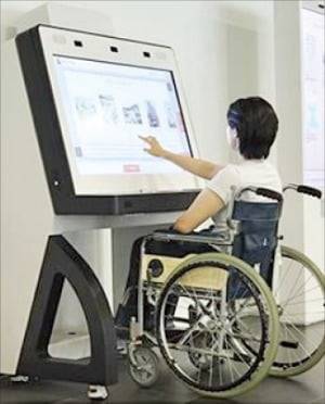 국립현대미술관에서 한 관람객이 배리어프리 키오스크로 미술관 안내도를 살펴보고 있다. 
  국립현대미술관 제공