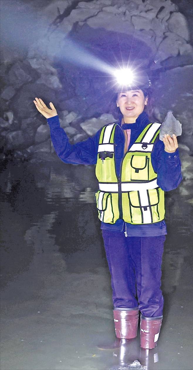 김승주 삼양 수석부회장은 “광산 사업을 통해 2027년 매출 1조원을 달성하는 게 목표”라고 말했다. 김 부회장이 경기 포천 관인광산에서 티타늄을 함유한 철광석을 들어 보이고 있다.  이솔 기자