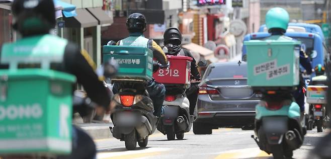 서울의 한 대학가에 배달 라이더들이 이동하고 있다. 사진=뉴스1