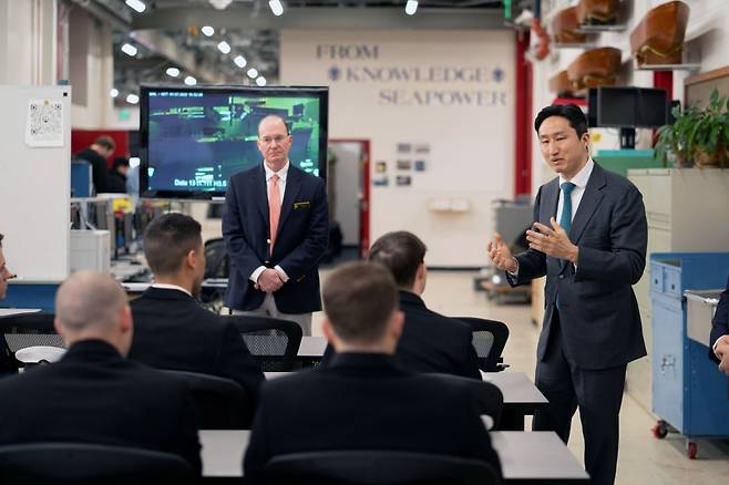 정기선 HD현대 수석부회장이 3월 7일 미국 해군사관학교를 방문해 생도들과 만남을 갖고, 미래 해양 분야의 발전 방향에 대해 의견을 교환했다. 사진=HD현대