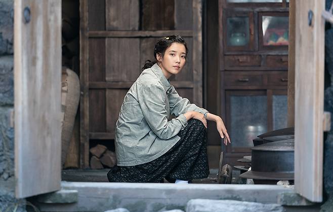 넷플릭스 <폭싹 속았수다> 한 장면. 애순(아이유)이 아궁이 앞에 앉아 밖을 바라보고 있다. 넷플릭스 제공